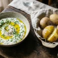Bibeleskaes alsacien à la ciboulette servi avec des pommes de terre chaudes