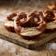 Bretzels alsaciens traditionnels au gros sel, croûte acajou brillante obtenue par le bain alcalin
