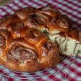 Schneckekueche alsacien en spirales briochées, une part découpée