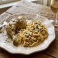 Spaetzle alsaciens rissolés au beurre, dorés sur les bords, dans une assiette